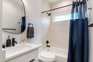 Shower, hair dryer, towels, soap - Upscale Austin Retreat 6BR Sleeps 16+ Minutes to Downtown (Austin)