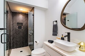 Shower, hair dryer, towels, soap - Upscale Austin Retreat 6BR Sleeps 16+ Minutes to Downtown (Austin)