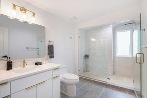 Shower, hair dryer, towels, soap - Upscale Austin Retreat 6BR Sleeps 16+ Minutes to Downtown (Austin)