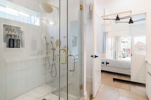 Shower, hair dryer, towels, soap - Upscale Austin Retreat 6BR Sleeps 16+ Minutes to Downtown (Austin)