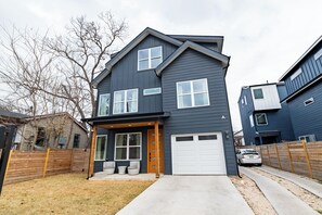 Exterior - Upscale Austin Retreat 6BR Sleeps 16+ Minutes to Downtown (Austin)