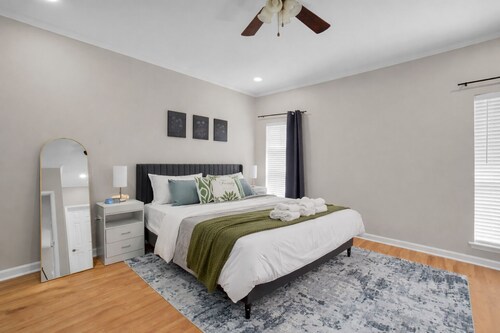 4 Bedroom House with Fast Wifi, Game Room, Fireplace, 2 King Beds, Grill, Office