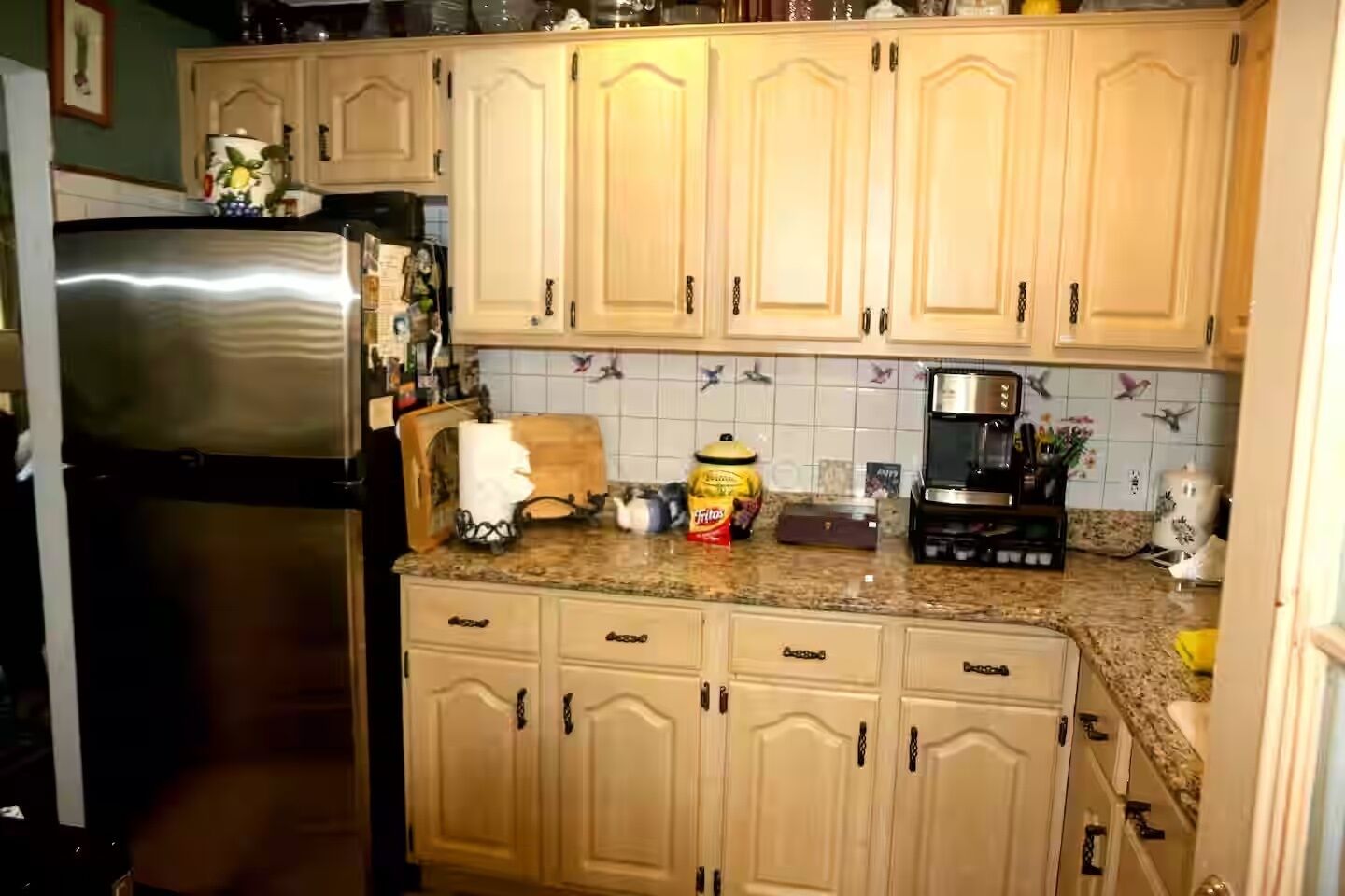 Wasserkocher mit Kaffee-/Teezubehör, Kühlschrank, Mikrowelle, Ofen