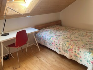 3 bedrooms, iron/ironing board, WiFi, bed sheets - Wonderfully private vacation home near the lake on Lake Chiemsee with large garden & terrace (Gstadt am Chiemsee)