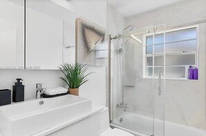Shower, hair dryer, towels, soap - Waterfront House for 8 w Pool Near Las Olas (Wilton Manors)