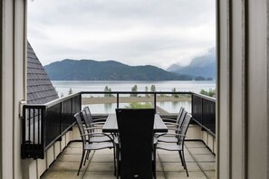 Outdoor dining - Opulent Oasis: Exquisite 2-Bedroom Retreat (Harrison Hot Springs)