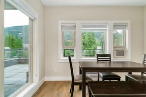 Dining - Opulent Oasis: Exquisite 2-Bedroom Retreat (Harrison Hot Springs)