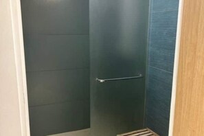 Bathroom - Unusual Overnight Sailing (Le Havre)