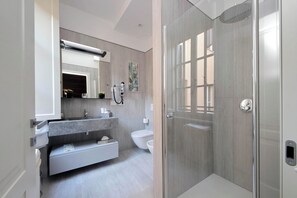 Regadera, secadora de cabello, bidet, toallas 