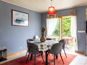 Dining - Holiday Home 'War Ar Maez' with Private Terrace, Garden, and Wi-Fi (Pleumeur-Bodou)