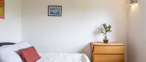 Tabla de planchar con plancha, wifi y ropa de cama