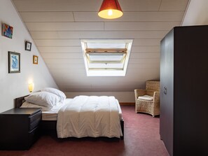 Een strijkplank/strijkijzer, wifi, beddengoed