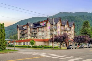 Exterior - 2BR Condo w/ Panoramic Lake & Mountain Views in Harrison (Harrison Hot Springs)