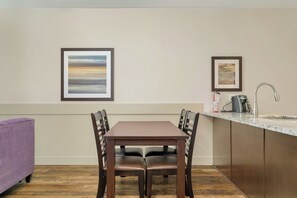 Dining - 2BR Condo w/ Panoramic Lake & Mountain Views in Harrison (Harrison Hot Springs)