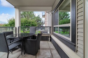 Outdoor dining - 2BR Condo w/ Panoramic Lake & Mountain Views in Harrison (Harrison Hot Springs)