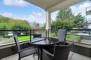 Outdoor dining - 2BR Condo w/ Panoramic Lake & Mountain Views in Harrison (Harrison Hot Springs)