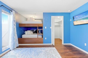5 bedrooms, iron/ironing board, free WiFi, bed sheets - Waterfront Villa! Heated Pool, Paddle Boards, and Game Room, Sleeps 20! (Clearwater)