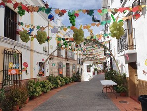 Outdoor dining - Casa Linda is located in one of the most beautiful white villages of the Axarquia. (Almáchar)