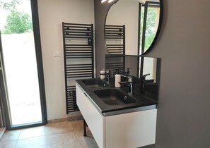 Deluxe Room, Garden View | Bathroom - Hébergement insolite premium  (Le Vignon-en-Quercy)