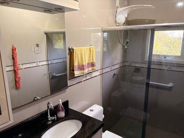Secadora de cabello, toallas, papel de baño 