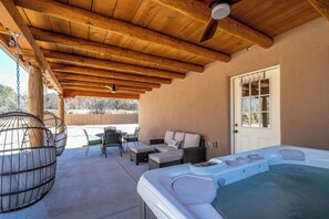 Outdoor dining - Luxury Tesuque Retreat, Hot Tub, Kiva Fireplaces (Santa Fe)