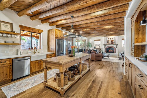 Luxury Tesuque Retreat, Hot Tub, Kiva Fireplaces