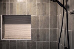 Shower, hair dryer, towels, shampoo - Luxury Tesuque Retreat, Hot Tub, Kiva Fireplaces (Santa Fe)