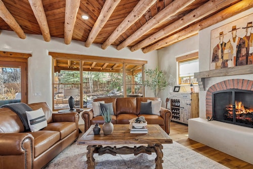 Luxury Tesuque Retreat, Hot Tub, Kiva Fireplaces