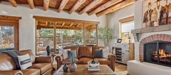 Luxury Tesuque Retreat, Hot Tub, Kiva Fireplaces