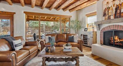 Luxury Tesuque Retreat, Hot Tub, Kiva Fireplaces