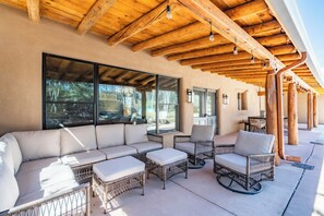 Terrace/patio - Luxury Tesuque Retreat, Hot Tub, Kiva Fireplaces (Santa Fe)