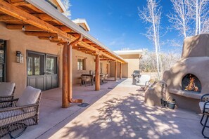 Outdoor dining - Luxury Tesuque Retreat, Hot Tub, Kiva Fireplaces (Santa Fe)