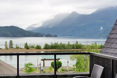 Cozy 1BR Lakeside Retreat on Harrison Lake