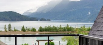 Cozy 1BR Lakeside Retreat on Harrison Lake