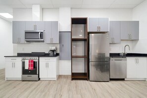 Geladeira, micro-ondas, fogão, cooktop