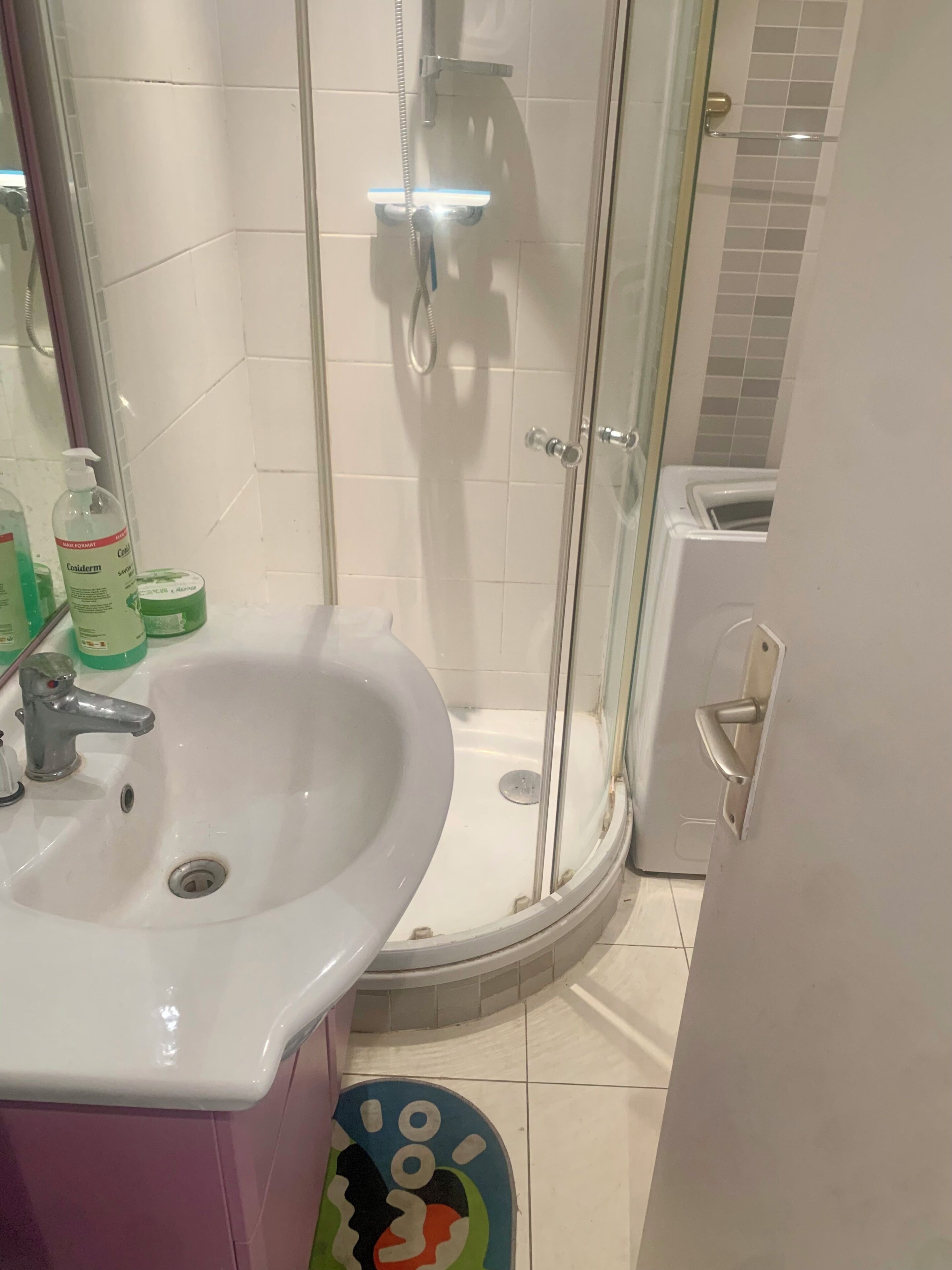 Douche, serviettes fournies, savon, papier toilette