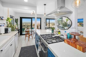 Fridge, microwave, stovetop, dishwasher - Charming Mission Hills Retreat 2BR Parking (San Diego)