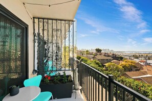 Outdoor dining - Charming Mission Hills Retreat 2BR Parking (San Diego)