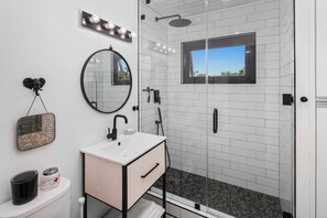 Shower, hair dryer, towels - Charming Mission Hills Retreat 2BR Parking (San Diego)