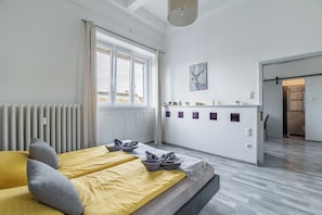 1 dormitorio, tabla de planchar con plancha, wifi y ropa de cama