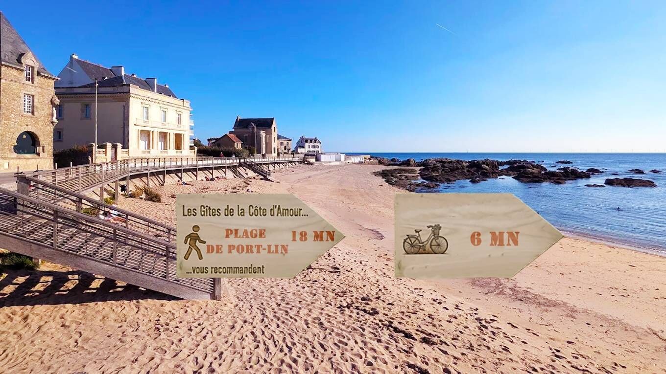 Ein Strand mit einem Schild, das eine 10 Kilometer lange Radroute und eine 29 Kilometer lange Wanderroute anzeigt.