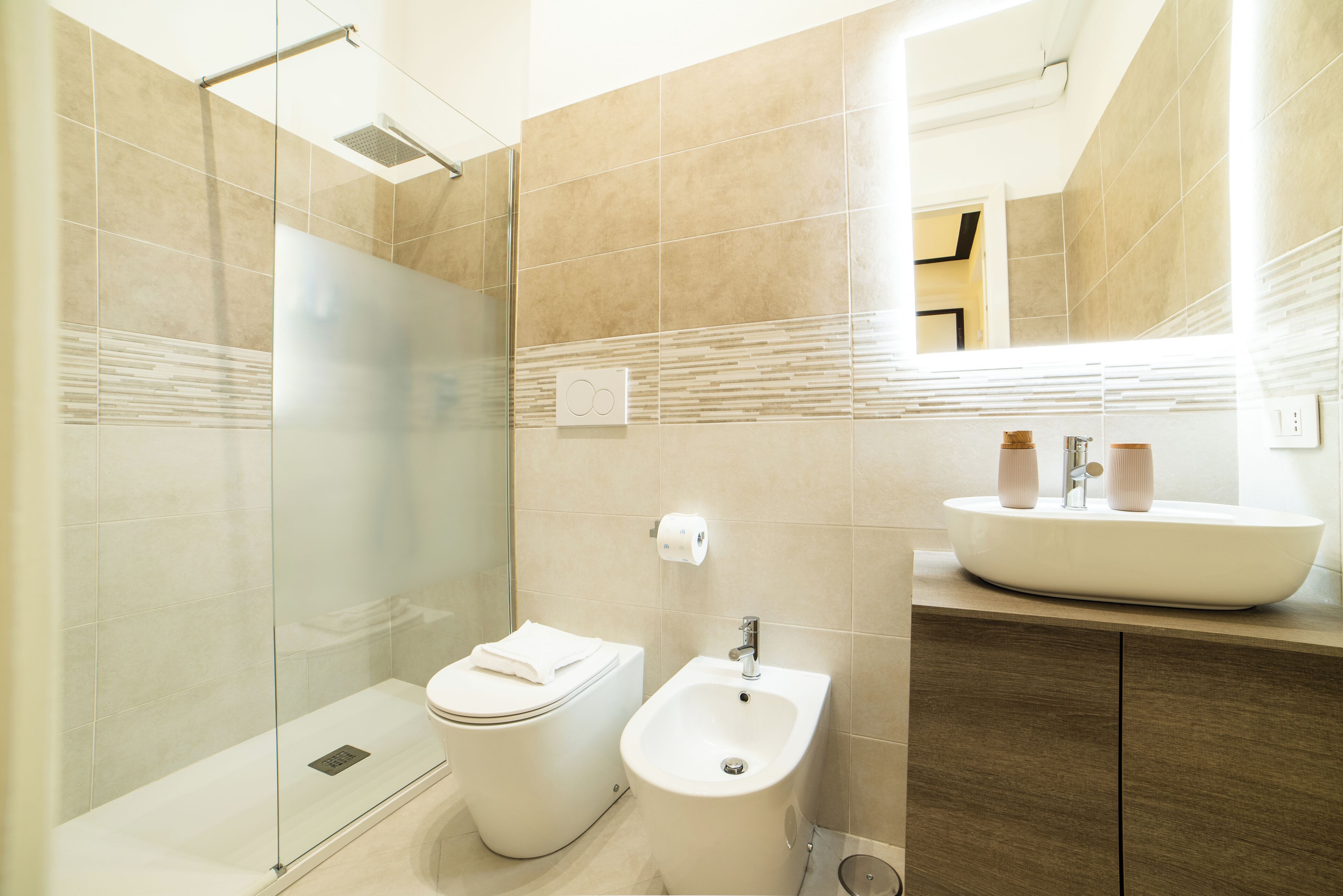 Haartrockner, Bidet, Handtücher, Seife