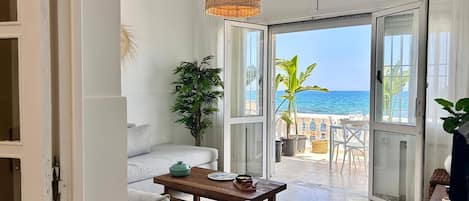 Huoneisto, 2 makuuhuonetta, patio, valtamerinäköala | Oleskelualue