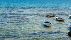 A calm sea with boats anchored near rocks. - Maison Azur à la Marsa Plage (La Marsa)