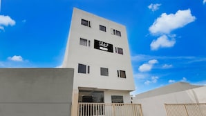 Ένα πολυώροφο κτίριο με μια επιγραφή που γράφει «Συλλογή».