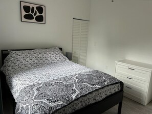 1 slaapkamer, een strijkplank/strijkijzer, internet, beddengoed