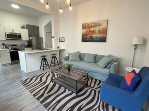 TV - Trendy Bungalow near Armature and Downtown Tampa (Tampa)
