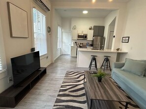 TV - Trendy Bungalow near Armature and Downtown Tampa (Tampa)