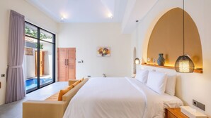 Ein Schlafzimmer mit einem großen Bett, Blick auf einen Swimmingpool und einem Deckenventilator.