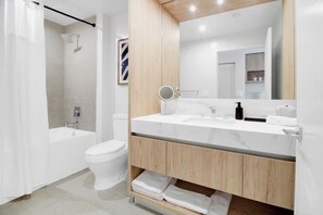 Hair dryer, towels, soap, toilet paper - Modern Downtown Miami Studio - Rooftop Pool (Miami)